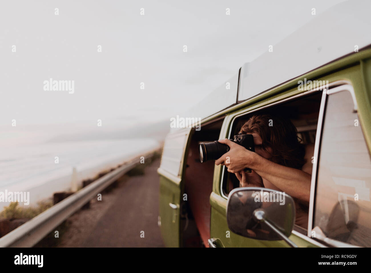 Mann auf Van road trip fotografieren Küste, Ventura, Kalifornien, USA Stockfoto