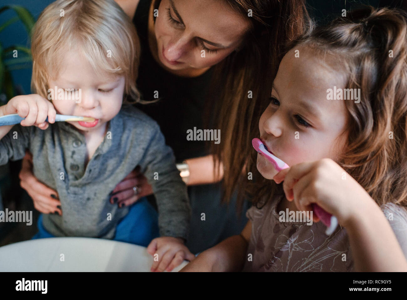 Mutter helfen, Kinder Bürste Zähne Stockfoto