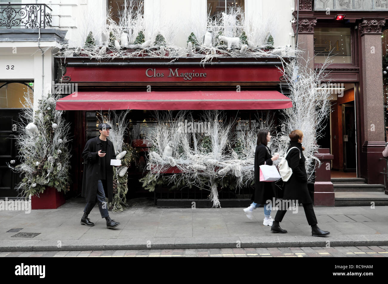 Clos Maggiore das preisgekrönte französische Restaurant außen mit weißen Zweigen Christbaumschmuck in Covent Garden London England UK KATHY DEWITT Stockfoto