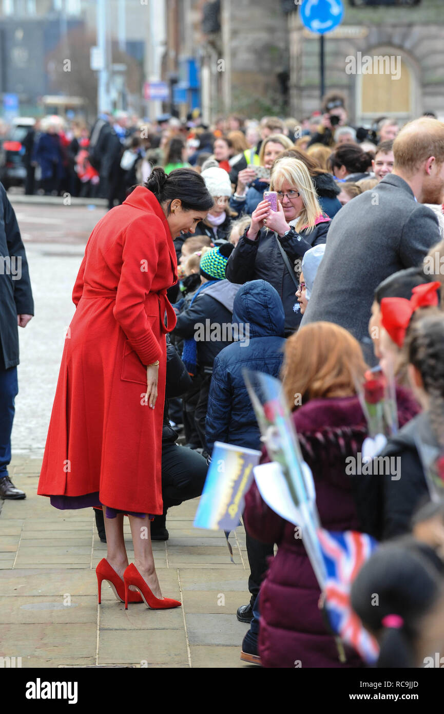 Die Herzogin von Sussex bin eghan' gesehen Gruß örtlichen Schule Kinder bei ihrem offiziellen Besuch in Birkenhead. Konferenz Schule Kinder und Mitglieder der Öffentlichkeit, vor dem Besuch des Rathaus, Hamilton Square Liverpool Birkenhead. Stockfoto