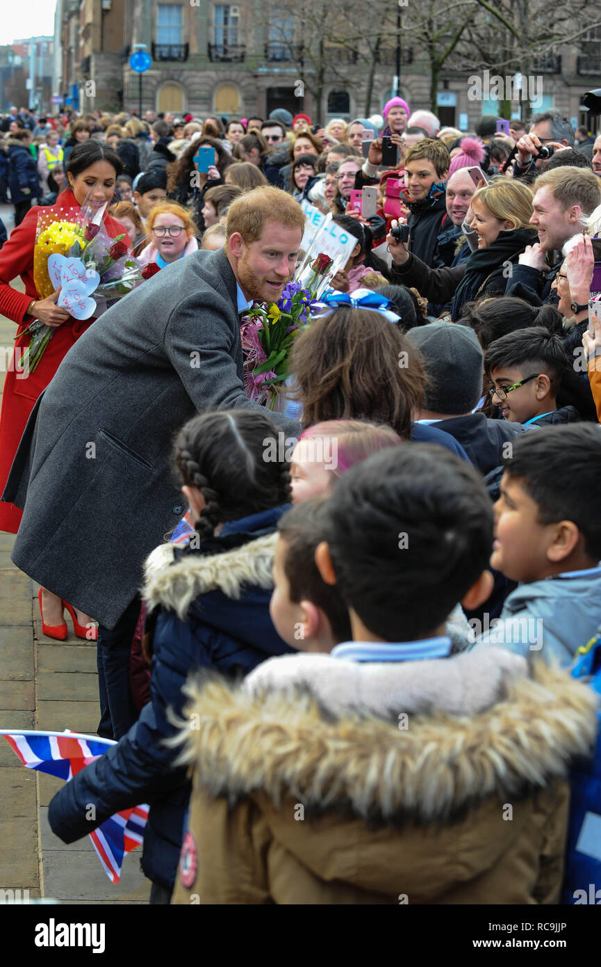 Der Herzog von Sussex" Prinz Harry' gesehen Gruß örtlichen Schule Kinder während des offiziellen Besuchs in Birkenhead. Konferenz Schule Kinder und Mitglieder der Öffentlichkeit, vor dem Besuch des Rathaus, Hamilton Square Liverpool Birkenhead. Stockfoto