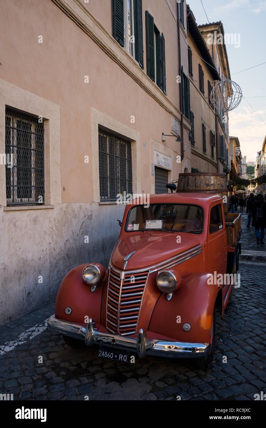 Rom, Italien, 12.01.2018: Ein FIAT Vintage 1100 ELR mit der Holzkiste, in der Via della Lungaretta'' im Stadtteil Trastevere geparkt Stockfoto