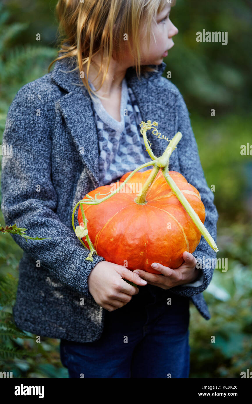 Mädchen halten Kürbis Stockfoto