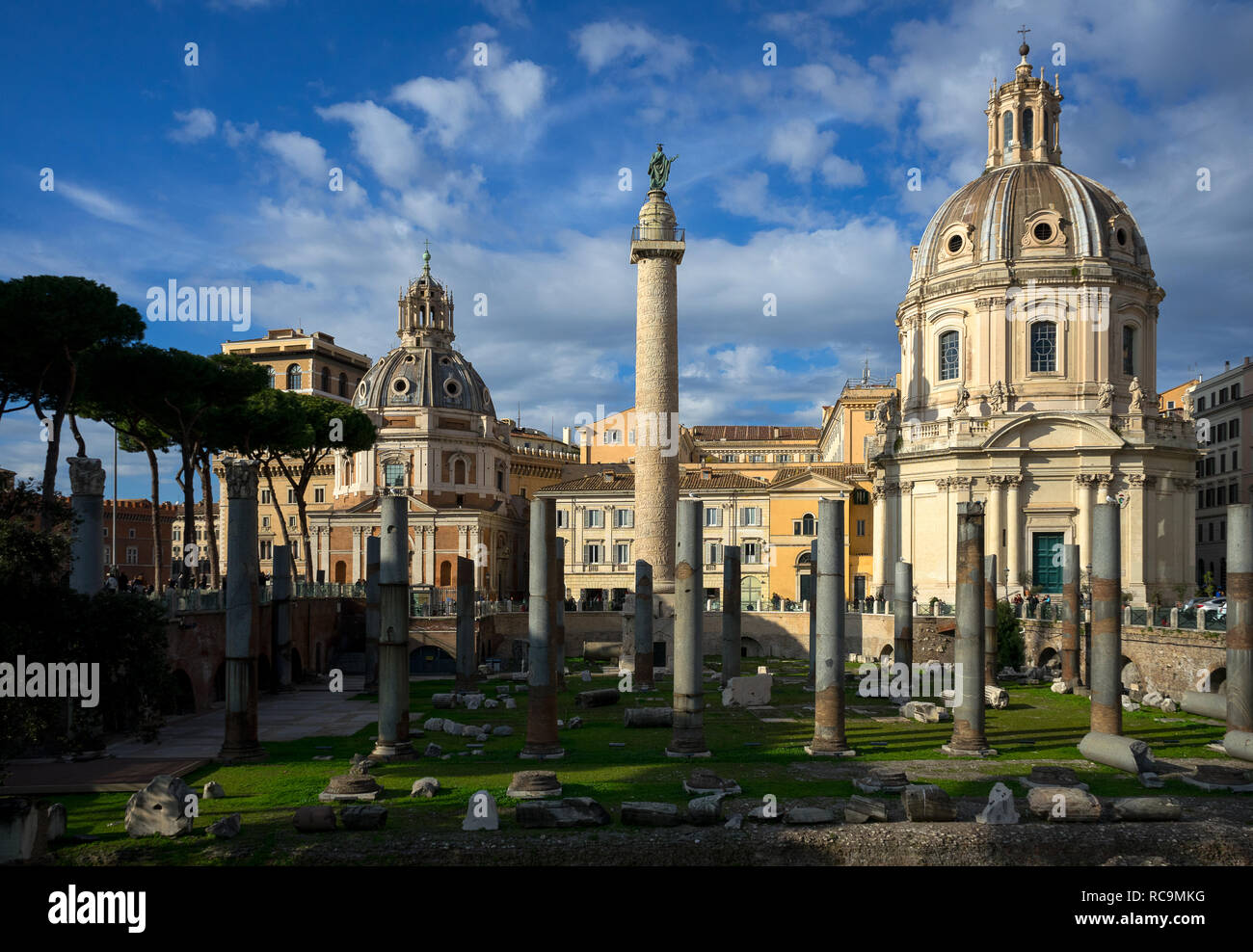 Rom, Italien, 18.11.2012: in der Nähe von archäologischen Ruinen der 'Piazza del Foro di Traiano', der in der Mitte des Bildes der "Trajan Spalte', auf der Stockfoto