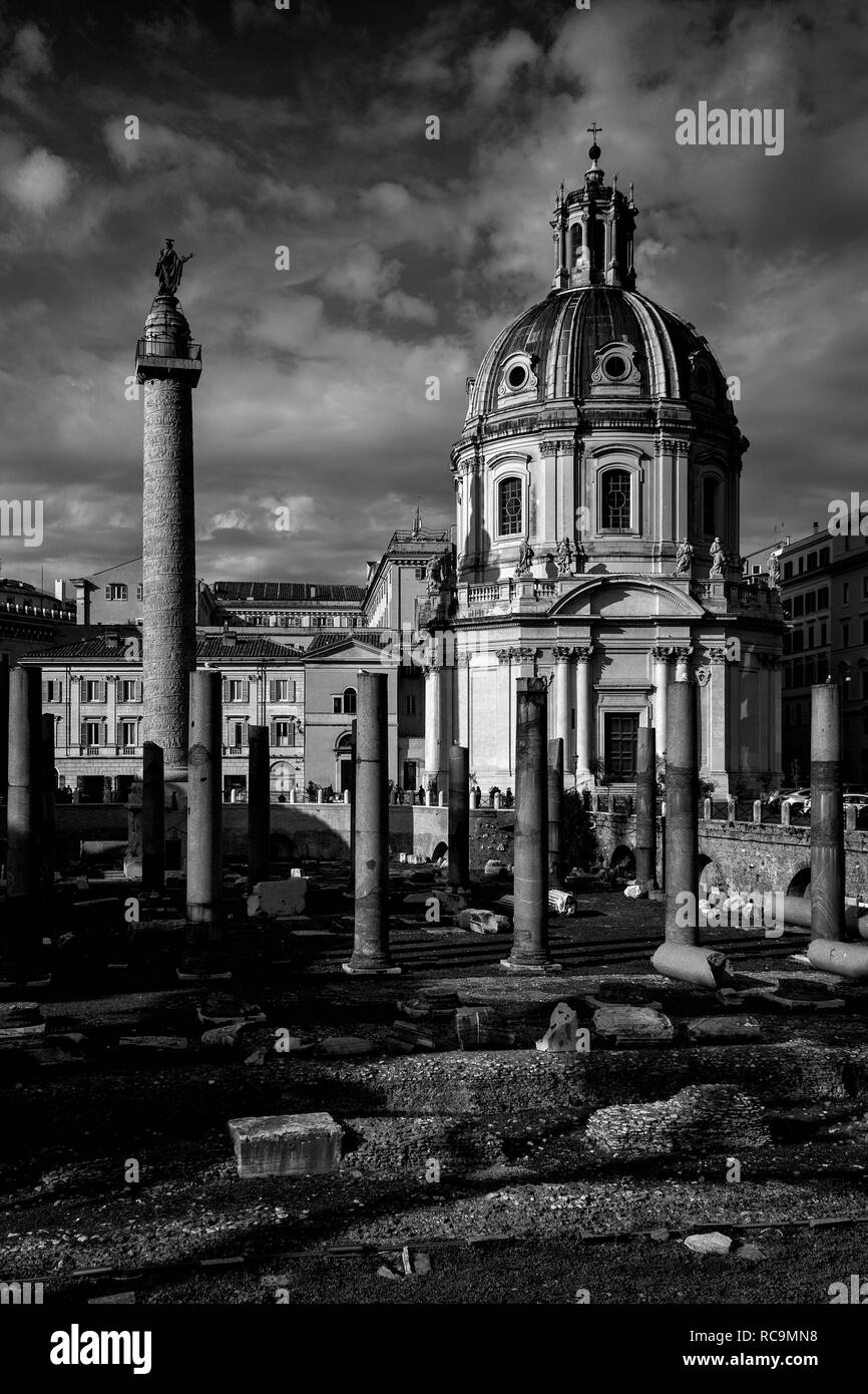 Rom, Italien, 18.11.2012: 'Piazza del Foro di Traiano' in der Nähe, auf der linken die Trajan Spalte auf der rechten Seite der Kirche antissimo Nome di Maria" Stockfoto