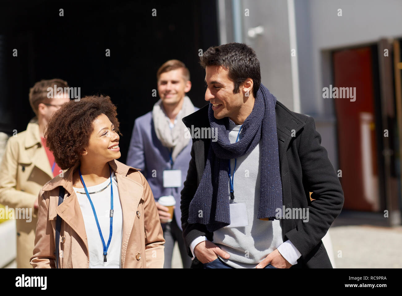 Business-Team mit Konferenz-Badges in Stadt Stockfoto
