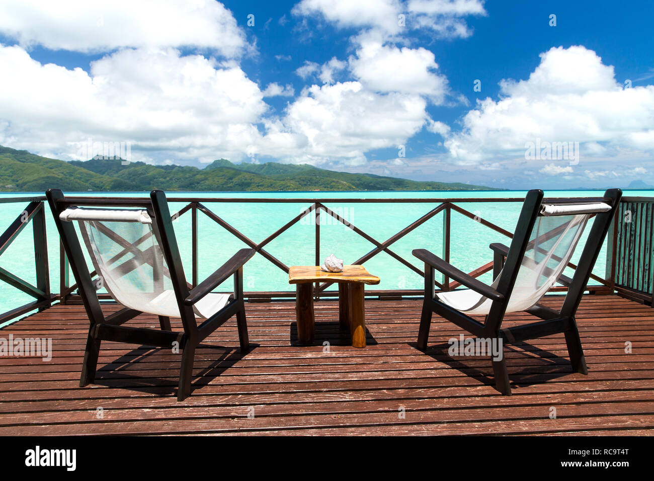 Zwei Chaiselongues auf der Terrasse in Französisch-Polynesien Stockfoto