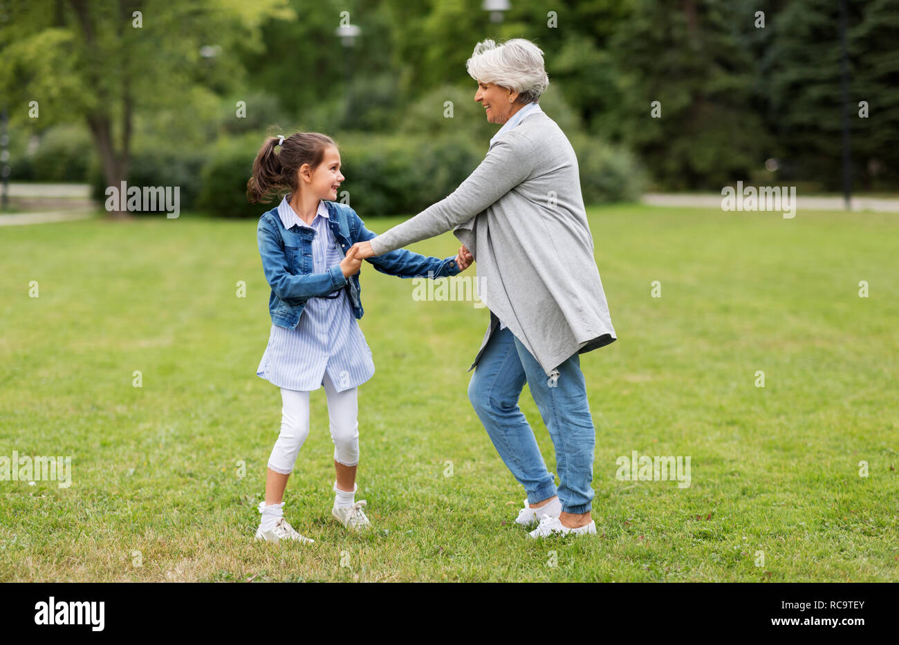 Großmutter und Enkelin spielen im Park Stockfoto