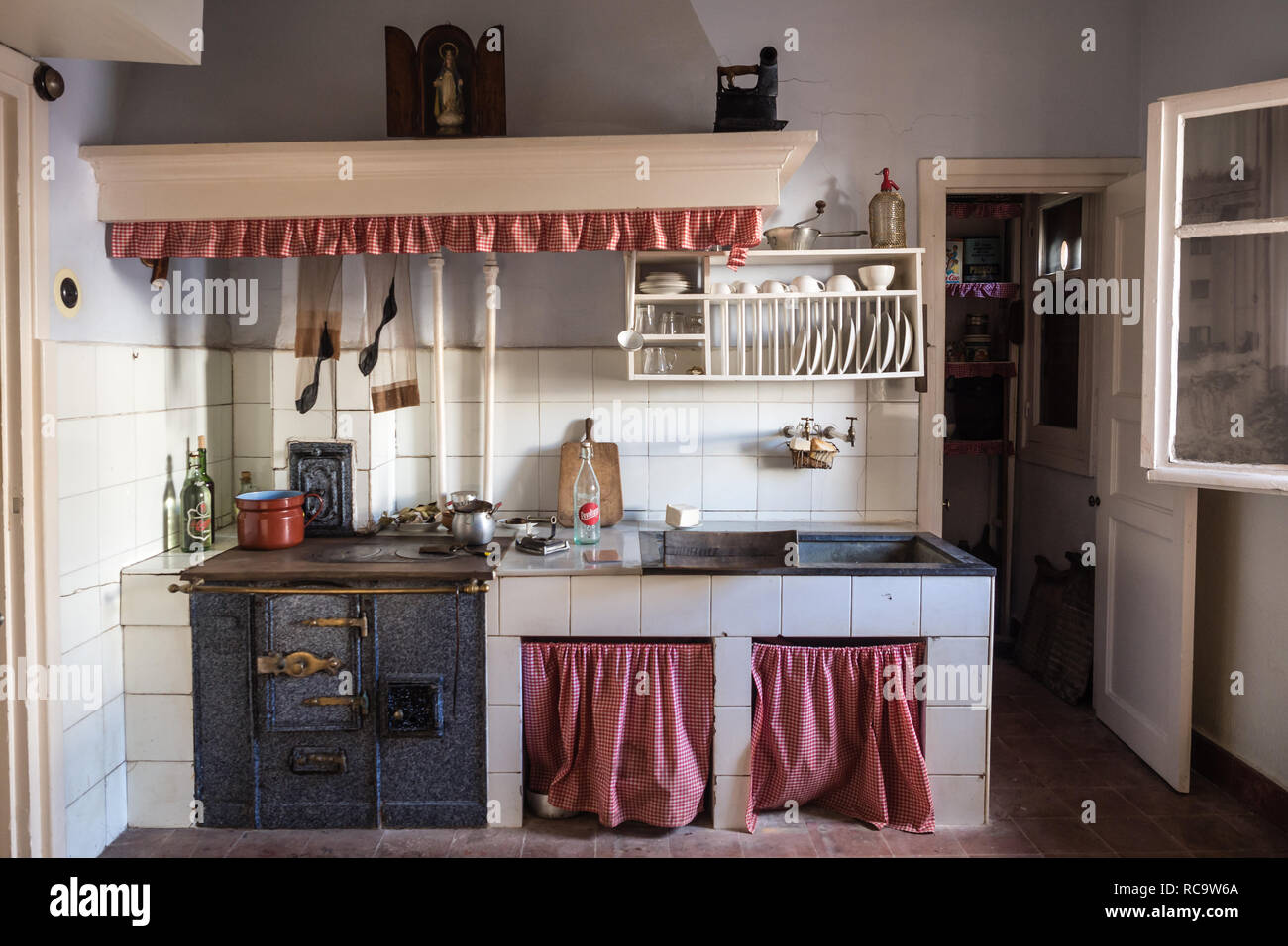 Alte Herd mit Wasserkocher. Küche Interieur mit Vintage Küchenutensilien. Alte Pfannen Stockfoto