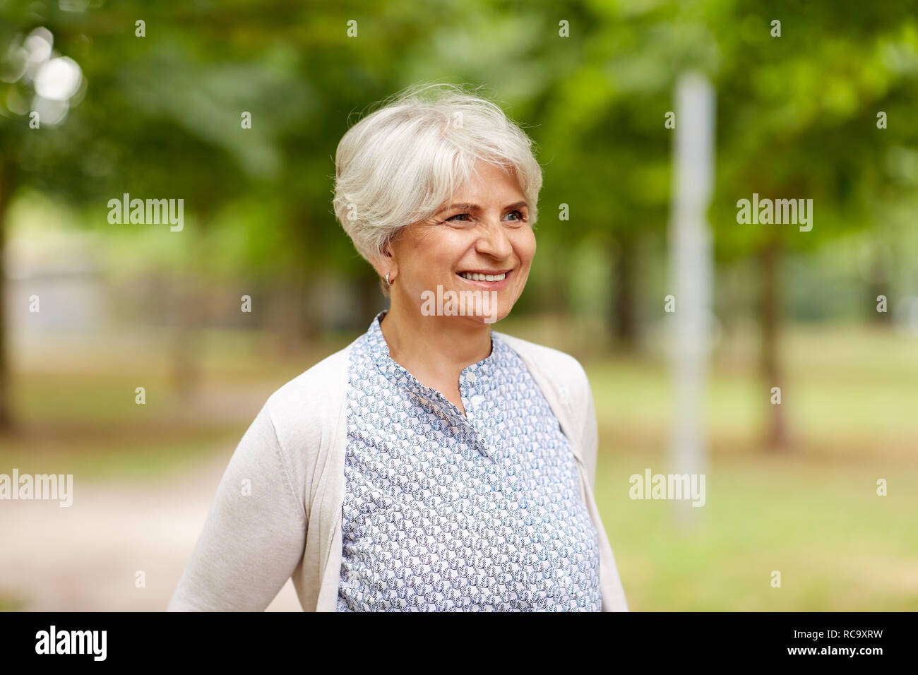 Portrait von gerne ältere Frau an Sommer Park Stockfoto