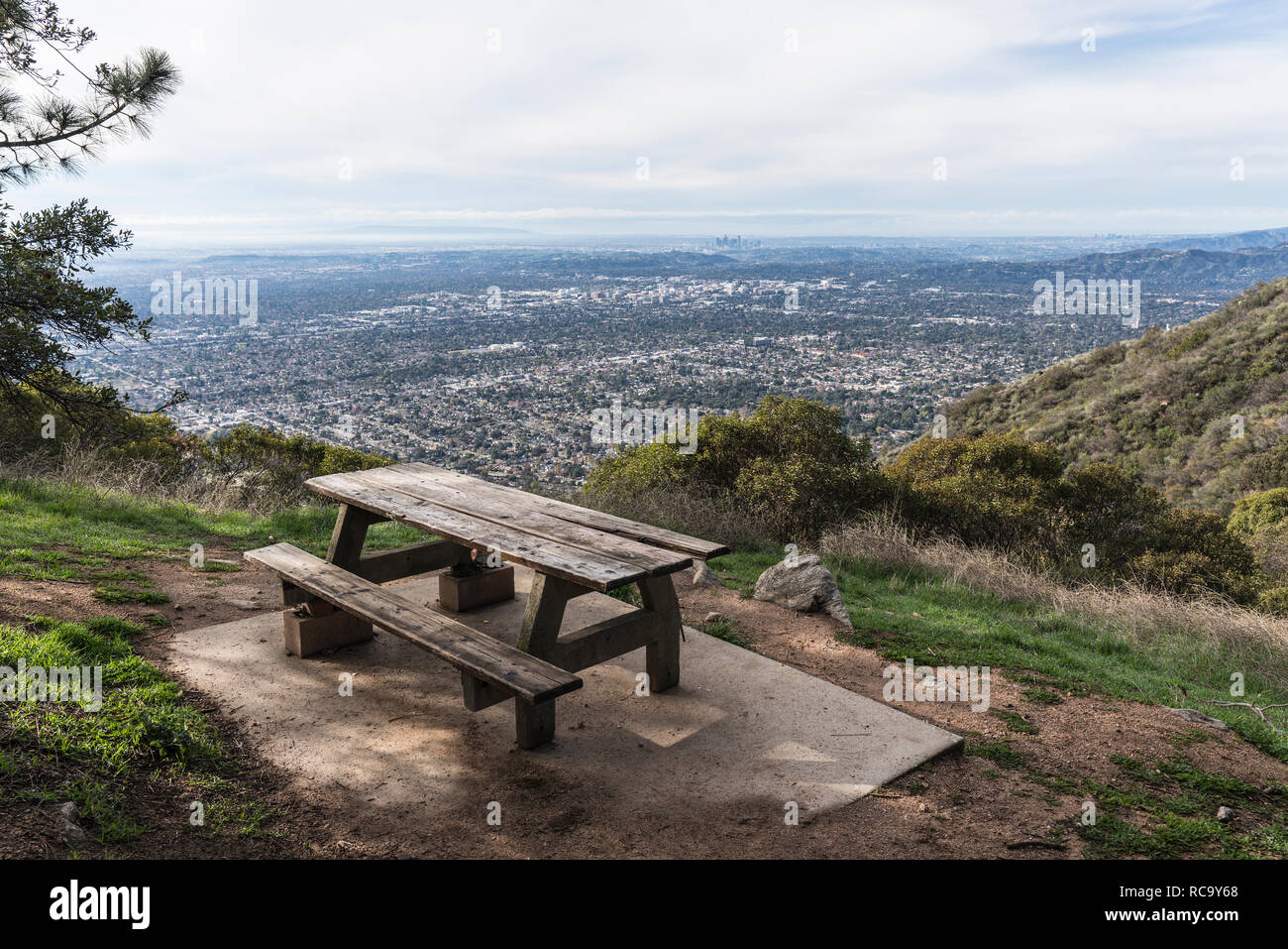 Picknicktisch mit Urban Los Angeles anzeigen. Schuß in San Gabriel Bergen oberhalb von Pasadena und Altadena im malerischen südlichen Kalifornien genommen. Stockfoto