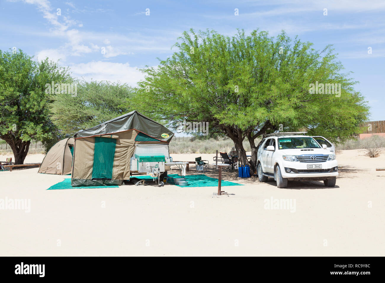 Camping 4x4 Fahrzeug am Nossob, Kgalagadi Transfrontier Park, Northern Cape, Südafrika, an einem SAN Parks Camping Stockfoto