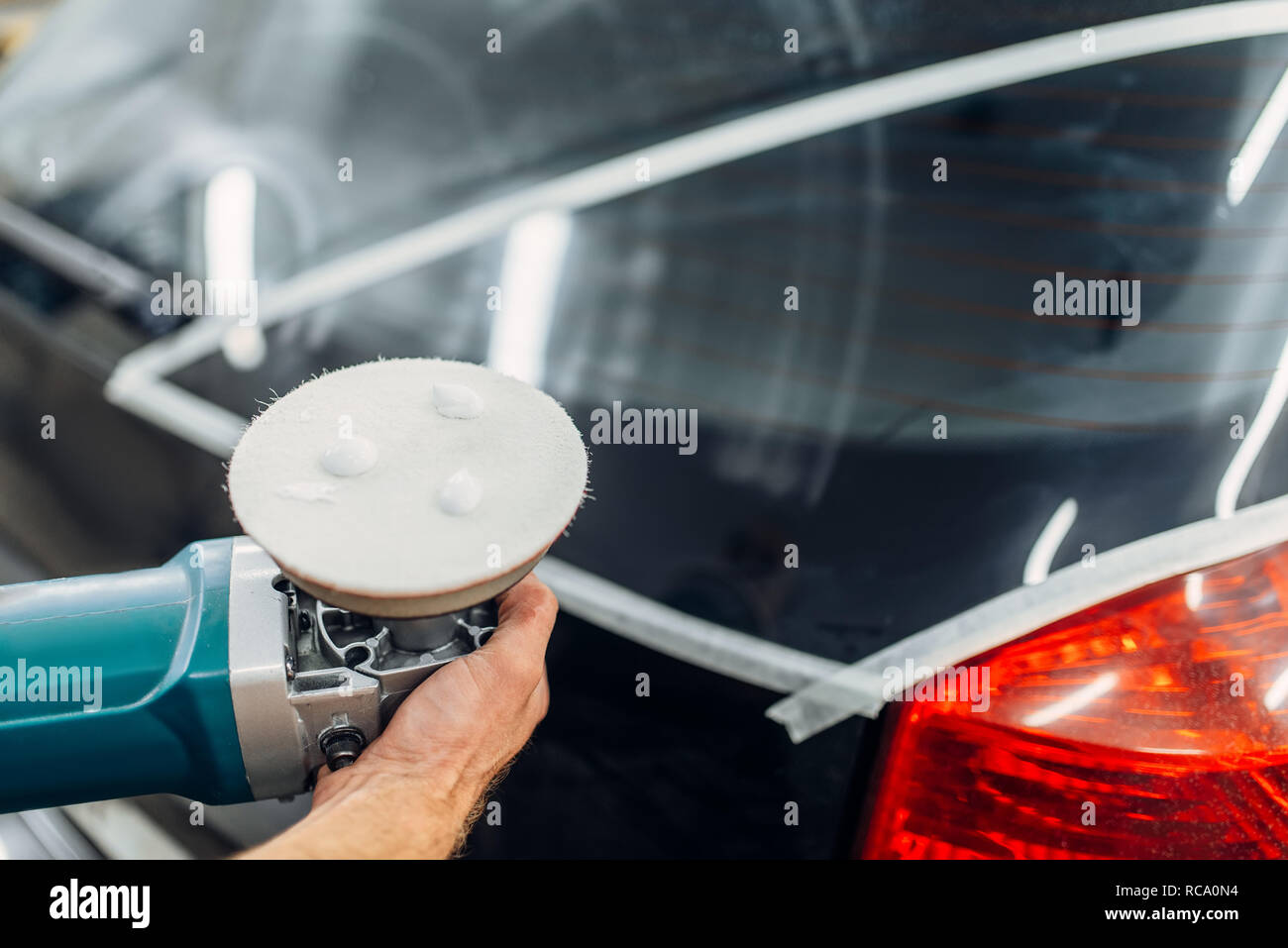 Entfernen der Anschluss von Wischerblatt auf Auto Fenster. Polieren auf carwash Service Stockfoto