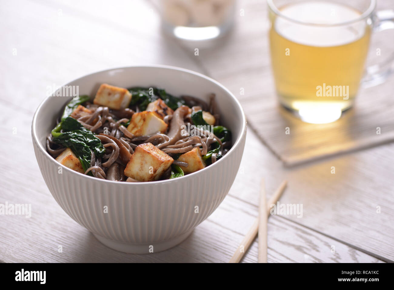 Schüssel mit lecker Soba-nudeln Stockfoto