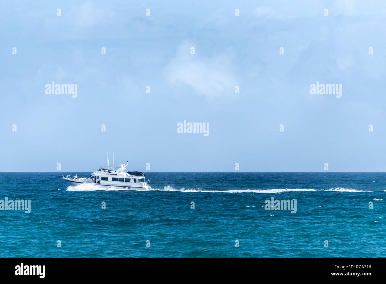 Weiße Yacht auf das Juwel farbigen Meer entlang Palm Beach, Florida. (USA) Stockfoto