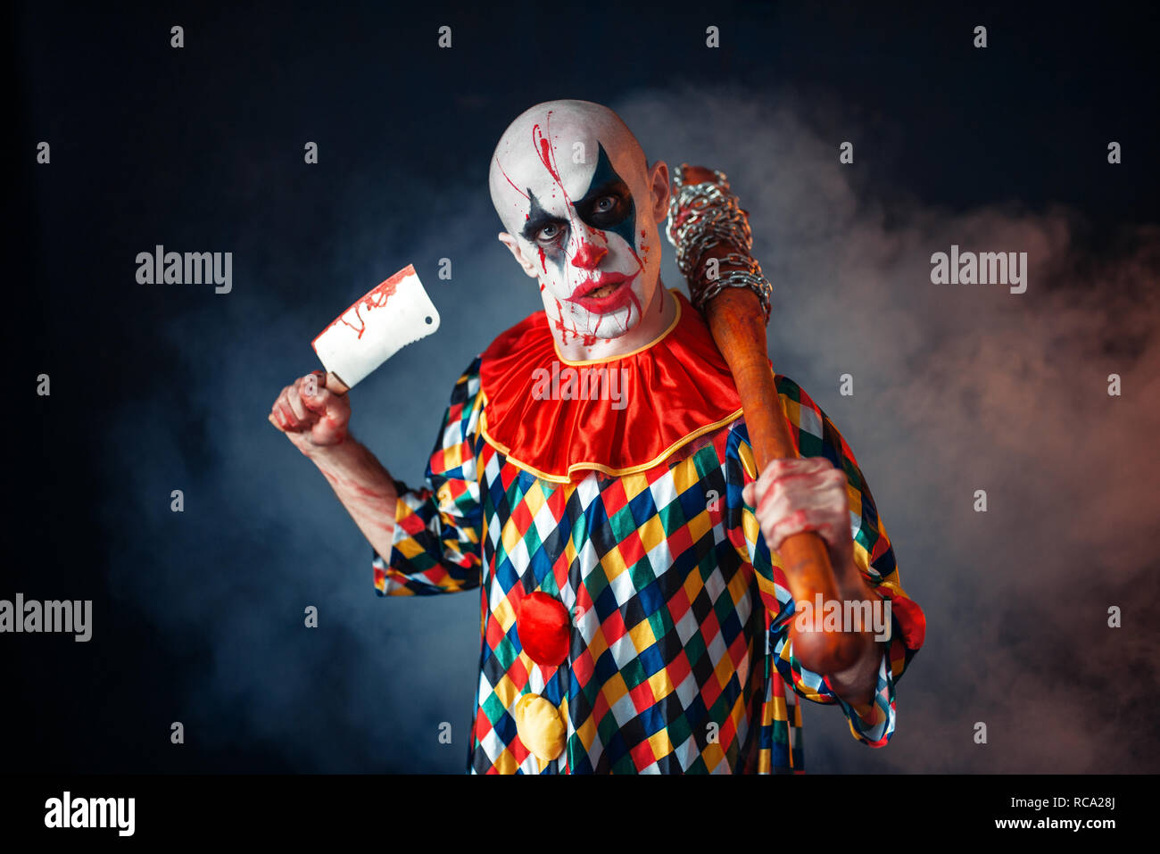 Mad bloody Clown mit Fleisch Cleaver und Baseballschläger, Zirkus, Horror.  Mann mit Make-up im Karneval Kostüm, verrückte Maniac Stockfotografie -  Alamy