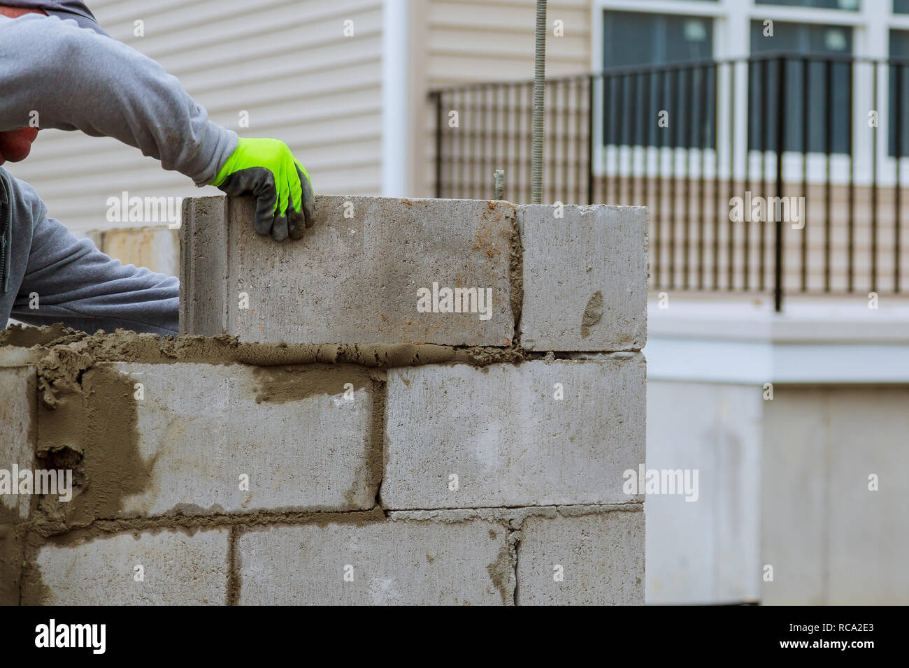 Putz am Bau Mauerwerk Arbeiter Betonwand durch Zement im Block Stockfoto