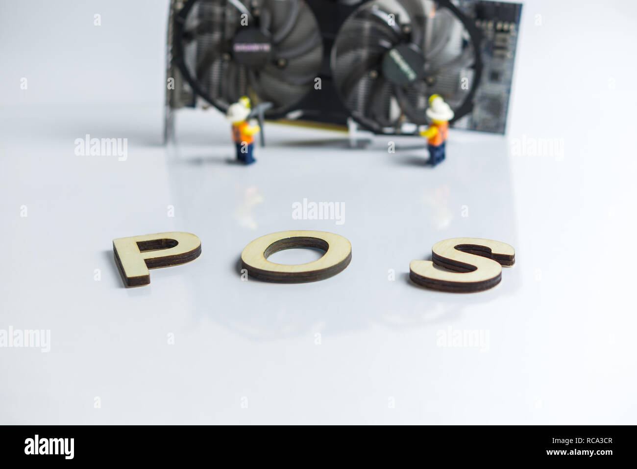 Des astraleums Cryptocurrency Wechsel vom Nachweis der Arbeit den Nachweis der Beteiligung, Holz- briefe mit Grafikkarte und Figuren im Hintergrund Stockfoto