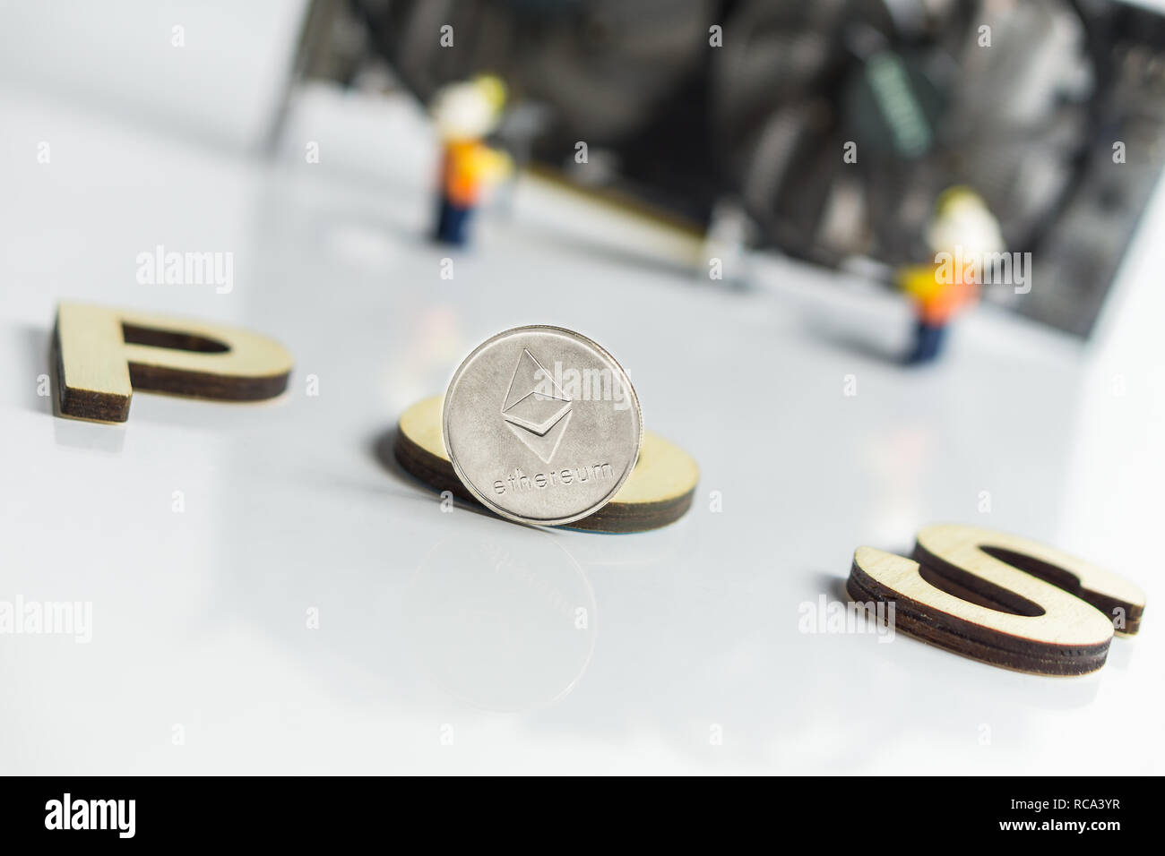 Des astraleums Cryptocurrency Umschalten von POW, GPU Bergbau, POS, POS-Schild mit Grafikkarte und Figuren im Hintergrund Stockfoto