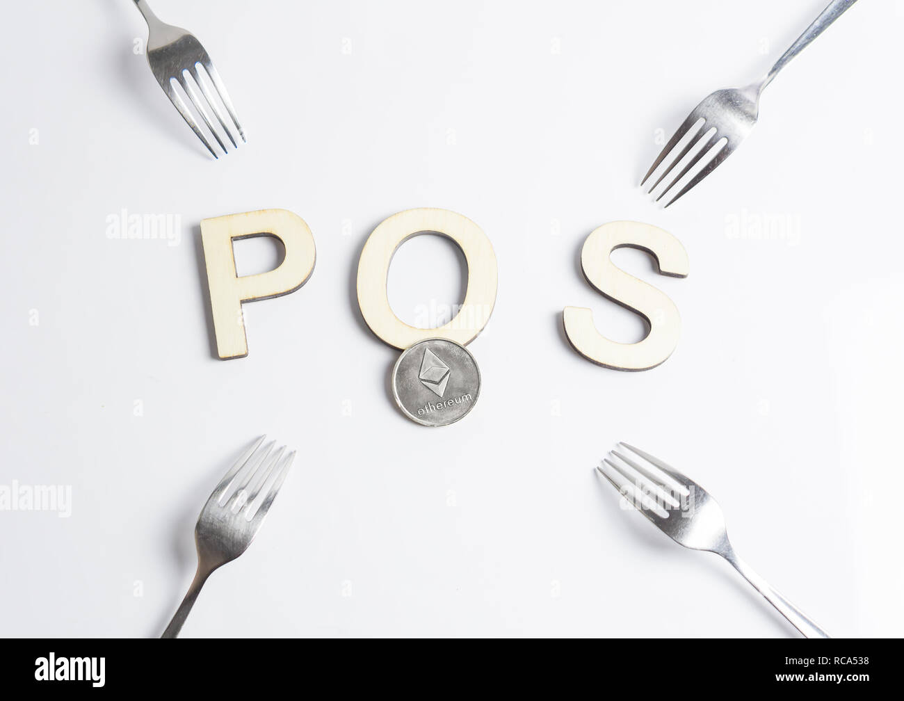 Des astraleums Cryptocurrency Umschalten von POW, GPU Bergbau zu POS-Konzept mit Gabeln um POS-Zeichen und des Astraleums Münze auf es Stockfoto