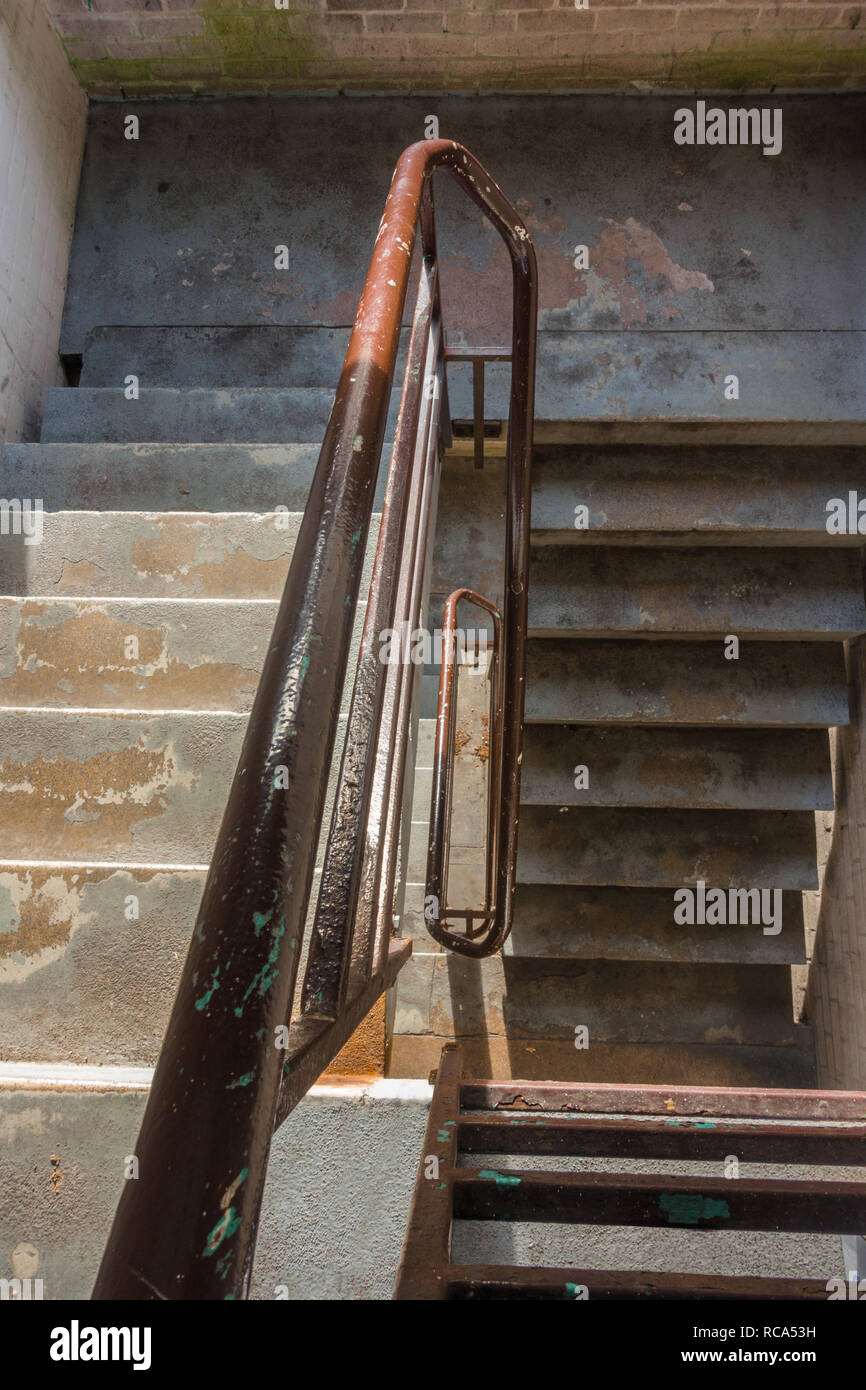 Sie suchen eine müde Beton Treppe Stockfoto