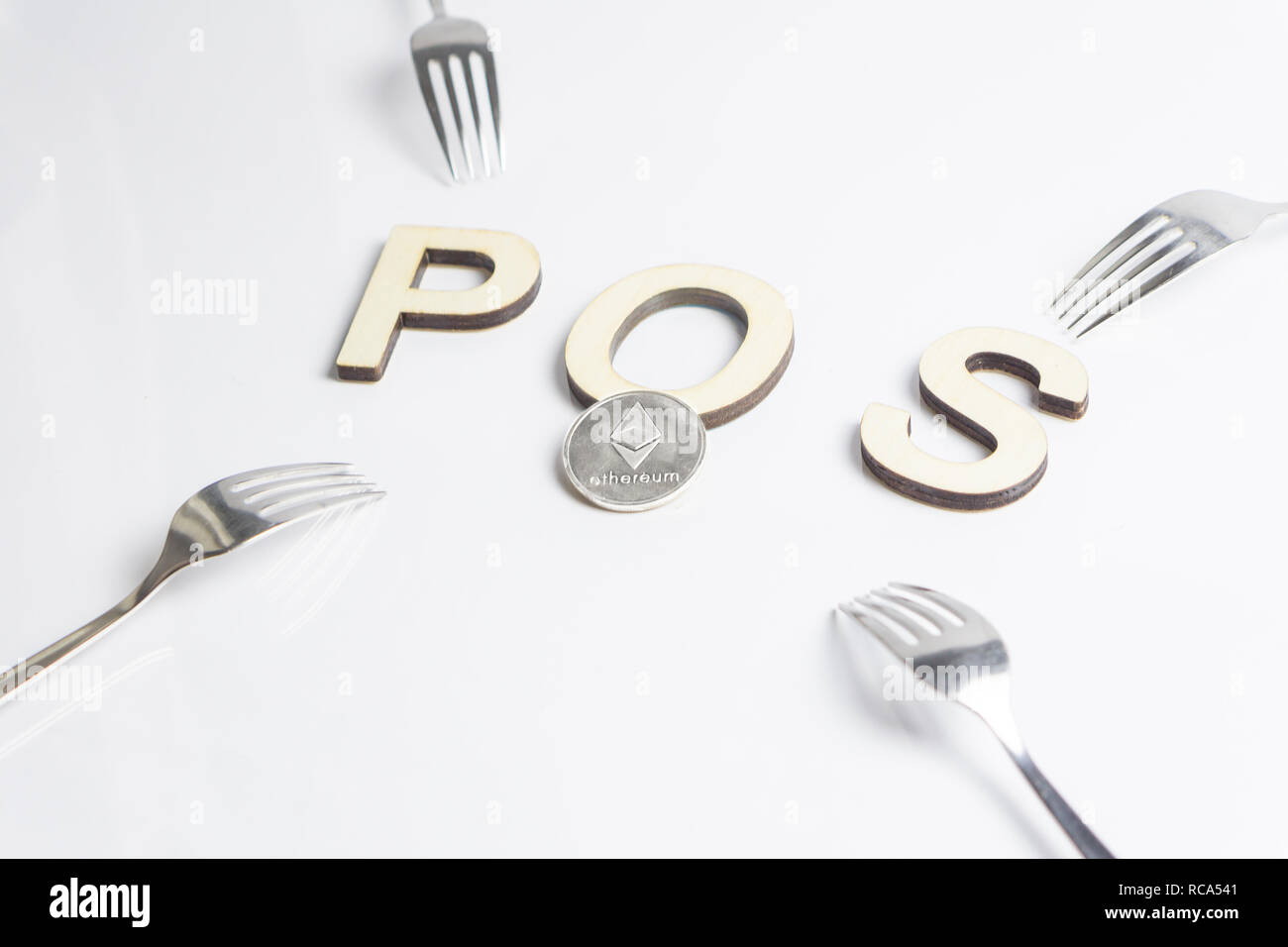 Des astraleums Cryptocurrency Umschalten von POW, GPU Bergbau zu POS-Konzept mit Gabeln um POS-Zeichen und des Astraleums Münze auf es Stockfoto