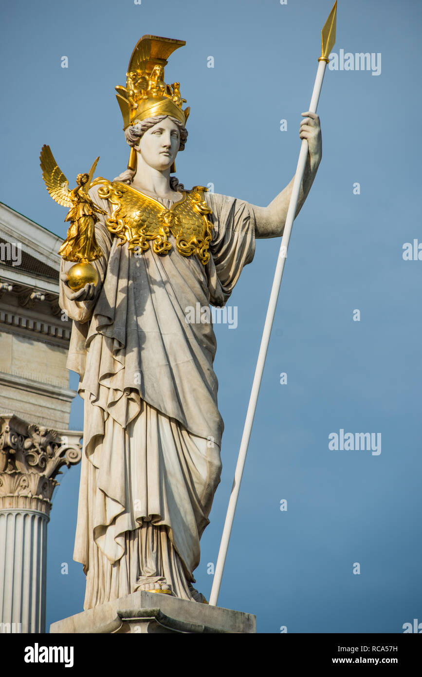 Pallas Athene Statue im österreichischen Parlament, Wien, Österreich. Stockfoto