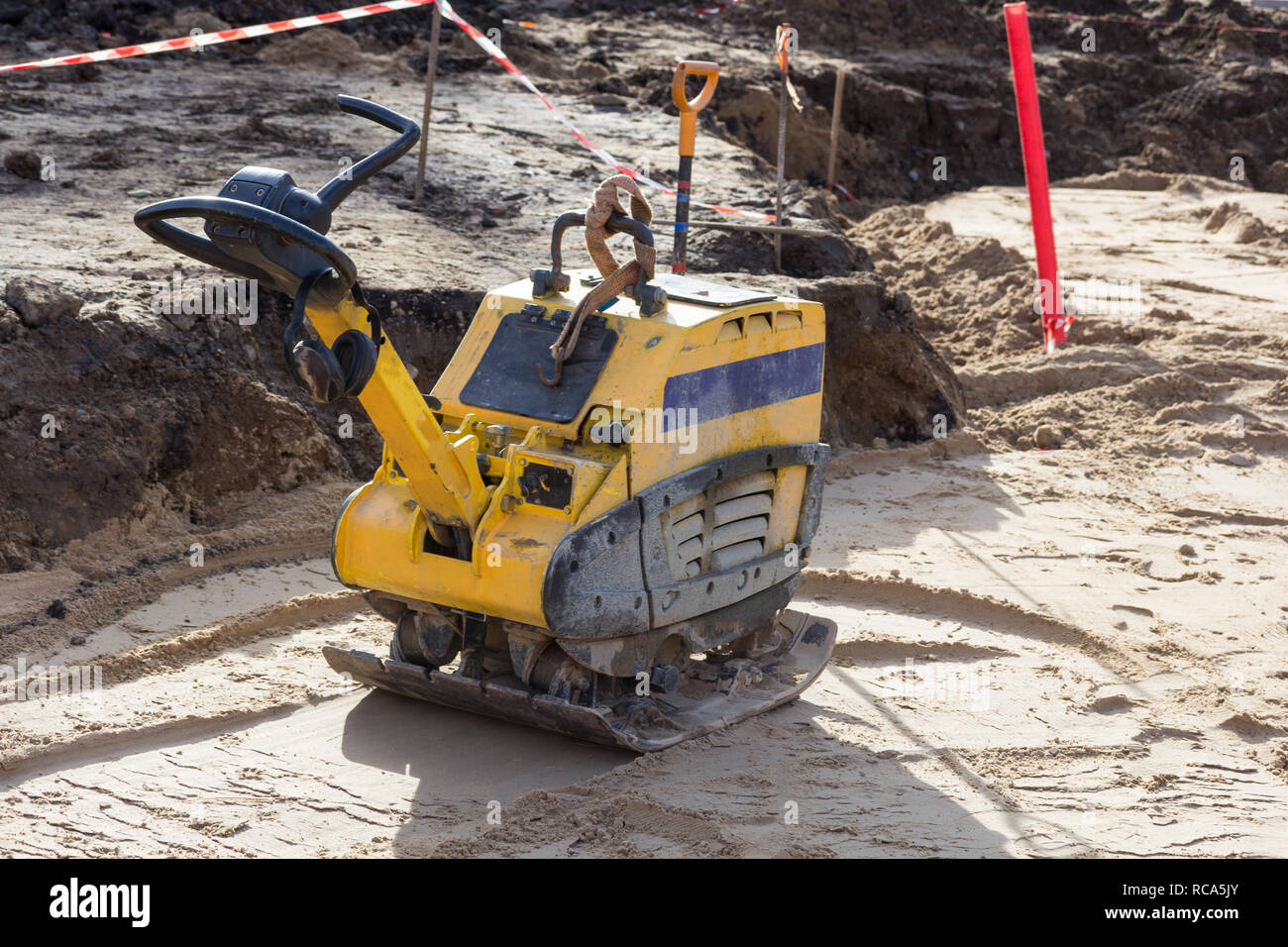 Plate compactor Für Bodenverdichtung Gehsteig oder Gehweg in die Stadt. Arbeitnehmer Anlagen in Bau. Stockfoto