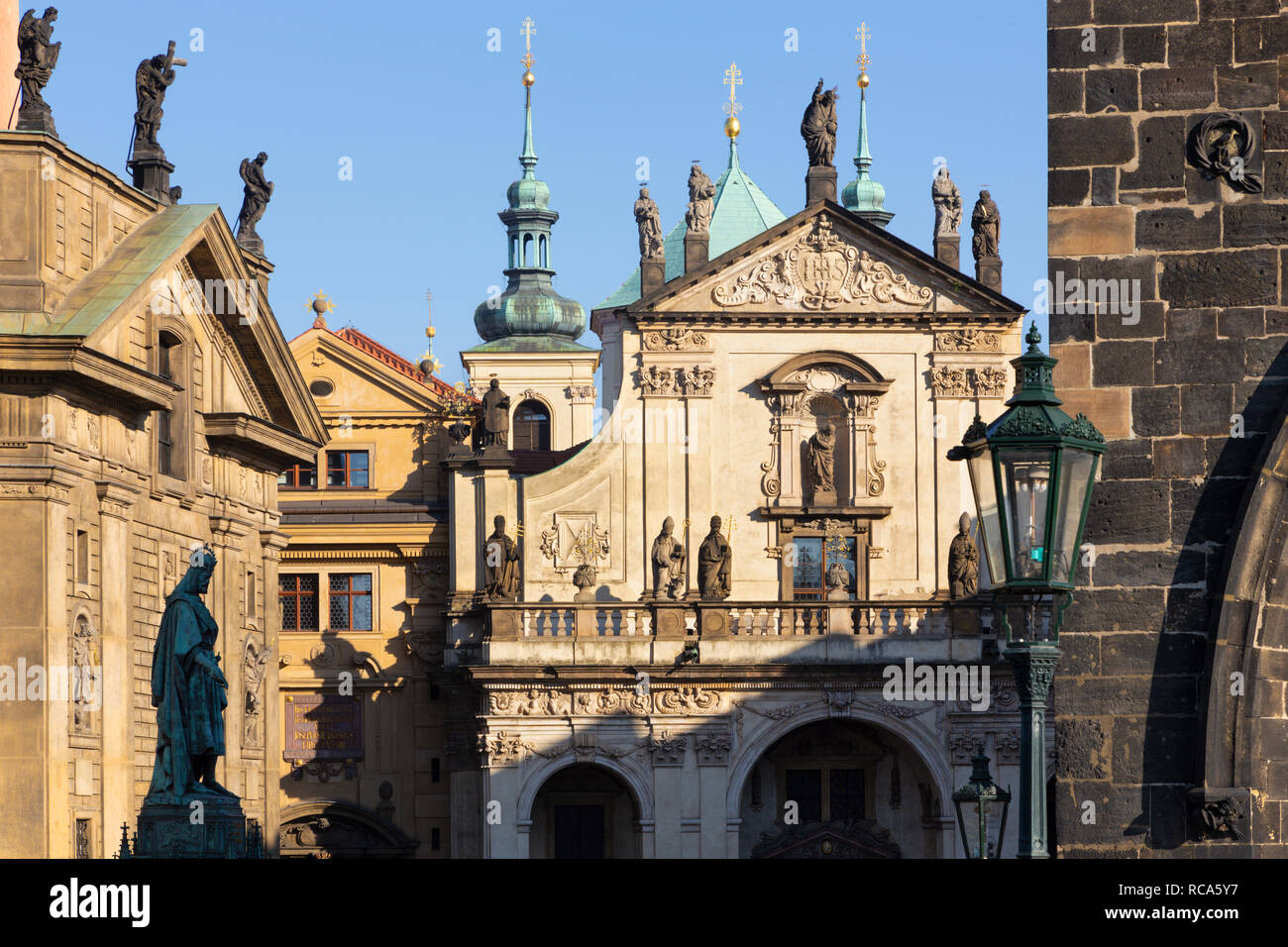 Praghe - Die Fassade der St. Salvator Kirche und Křižovnické Quadrat von der Karlsbrücke. Stockfoto