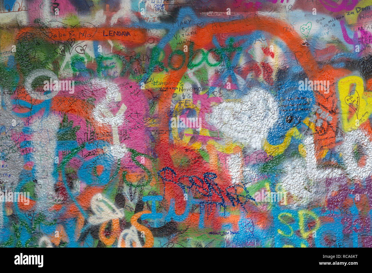 Prag, tschechische Republik - 12. OKTOBER 2018: Detail von John Lennon Frieden Wand erzeugt im Jahre 1980. Stockfoto