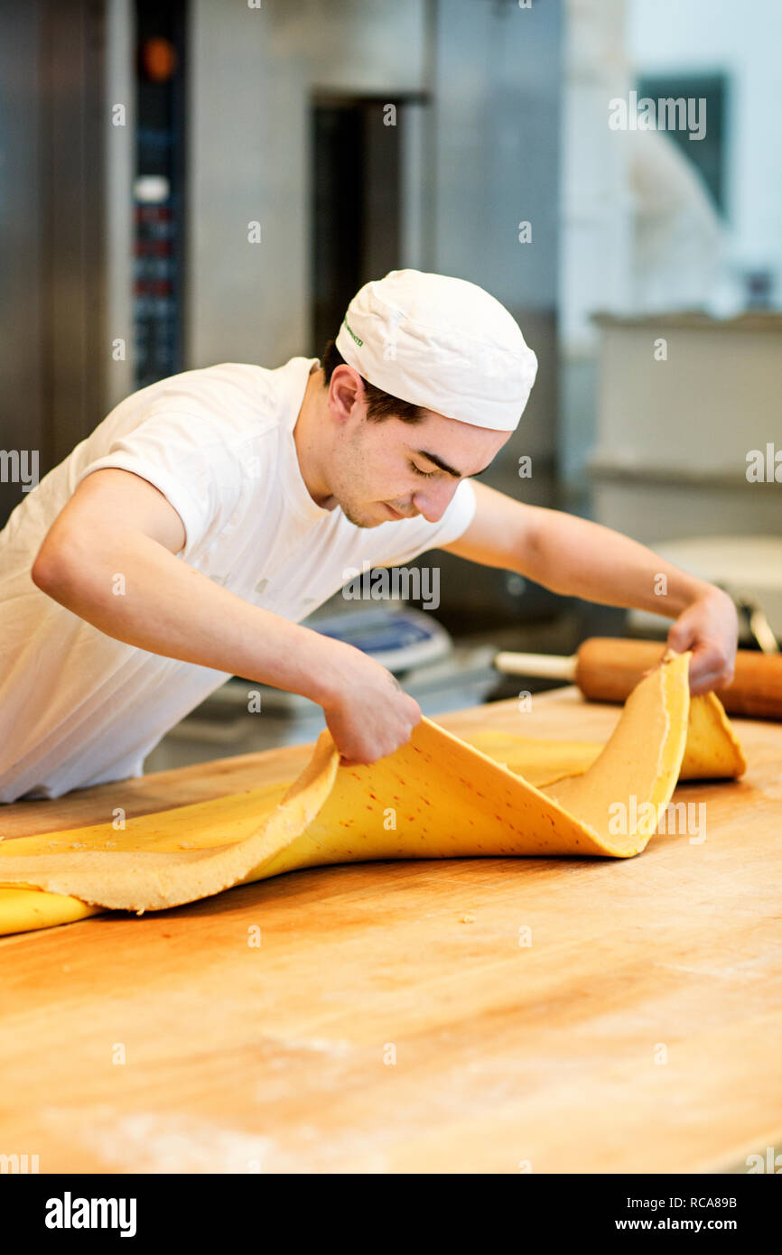 Bäcker in der Bäckerei Stockfoto