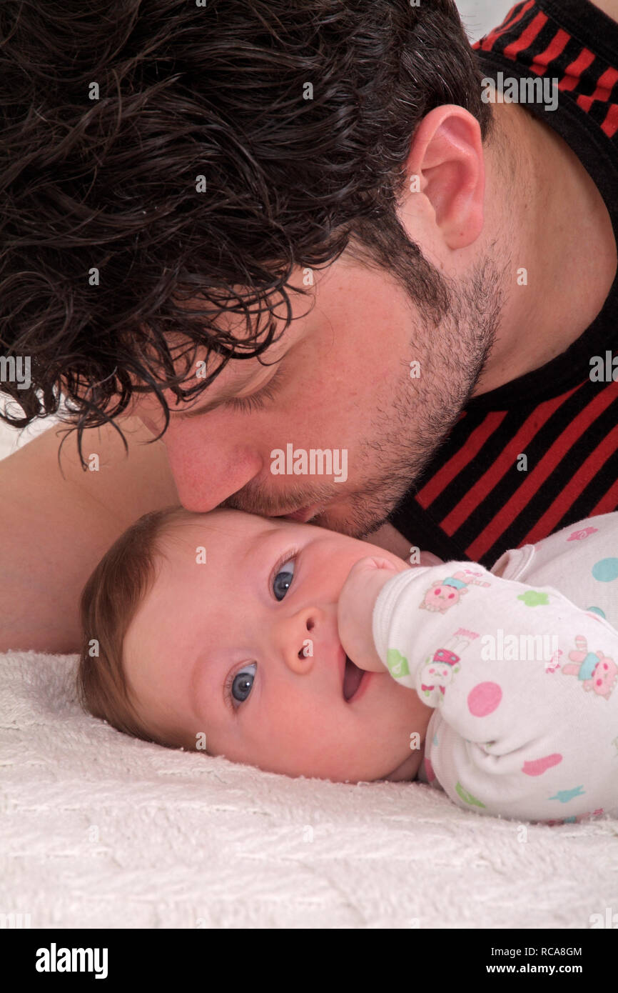 Vater kümmert sich um seine kleine Tochter, Baby | Vater auf der Suche nach seiner jungen Tochter, baby Stockfoto