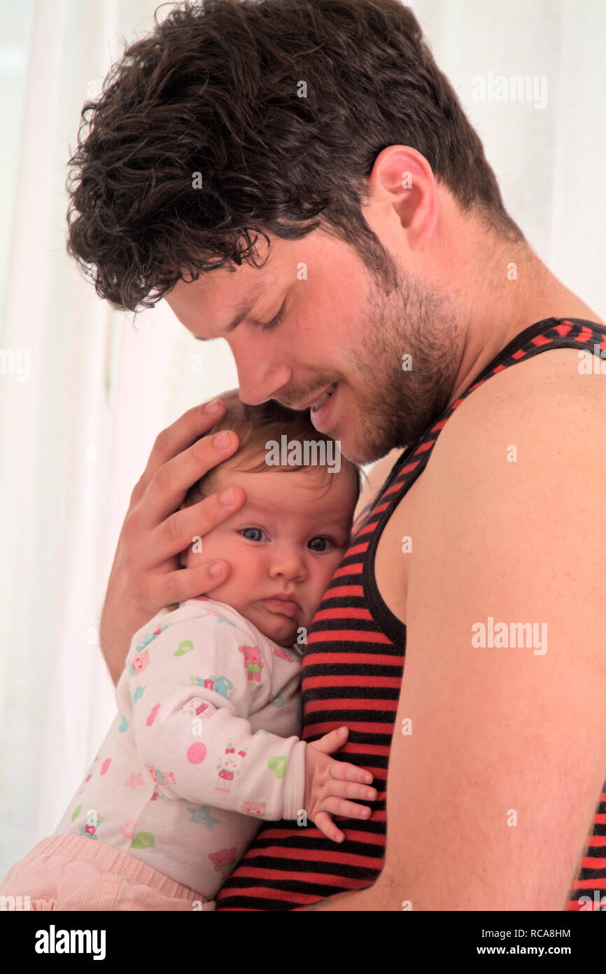 Vater kümmert sich um seine kleine Tochter, Baby | Vater auf der Suche nach seiner jungen Tochter, baby Stockfoto