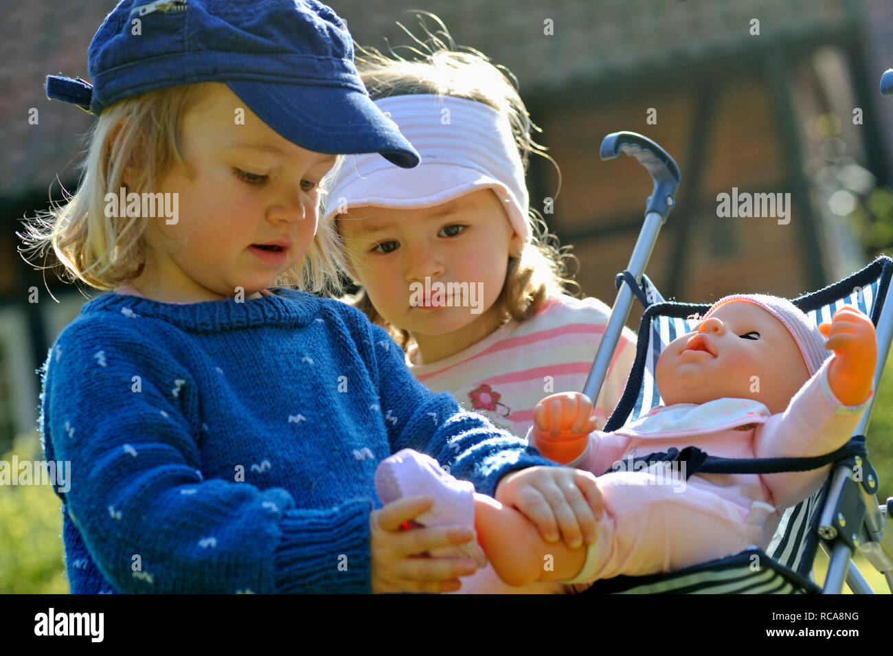 Kinder spielen mit Kinderwagen | Kinder spielen mit einem Buggy  Stockfotografie - Alamy
