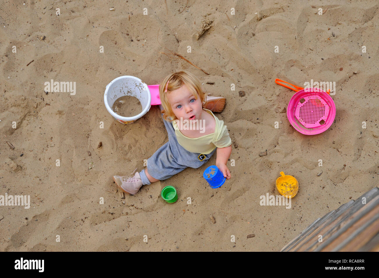 Kleines Art, Mädchen, 2 Jahre alt, mit dem Spielplatz | kleines Kind, 2 Jahre alt, auf einem Spielplatz Stockfoto