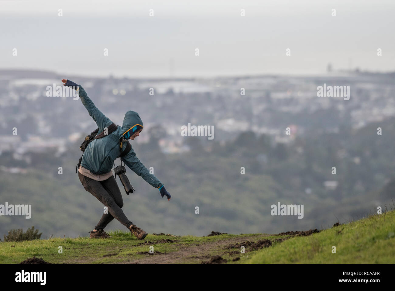 Eine Frau tanzen auf einem Hügel in CA. Stockfoto