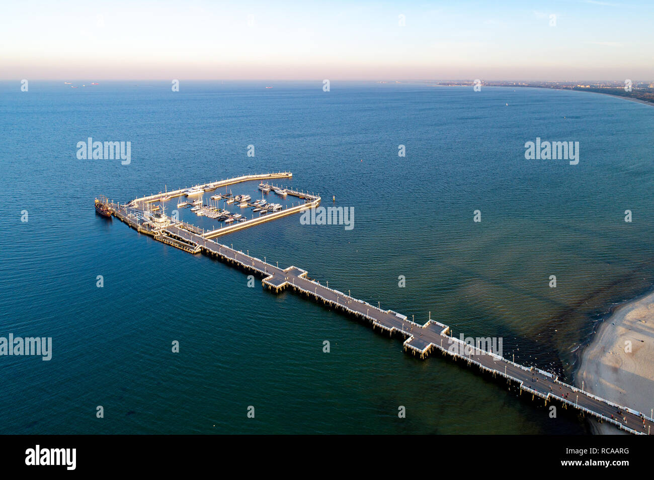 Sopot Resort in der Nähe von Danzig in Polen. Hölzerne Seebrücke mit Hafen, Marina mit Yachten und Strand. Luftaufnahme im Abendlicht. Stockfoto