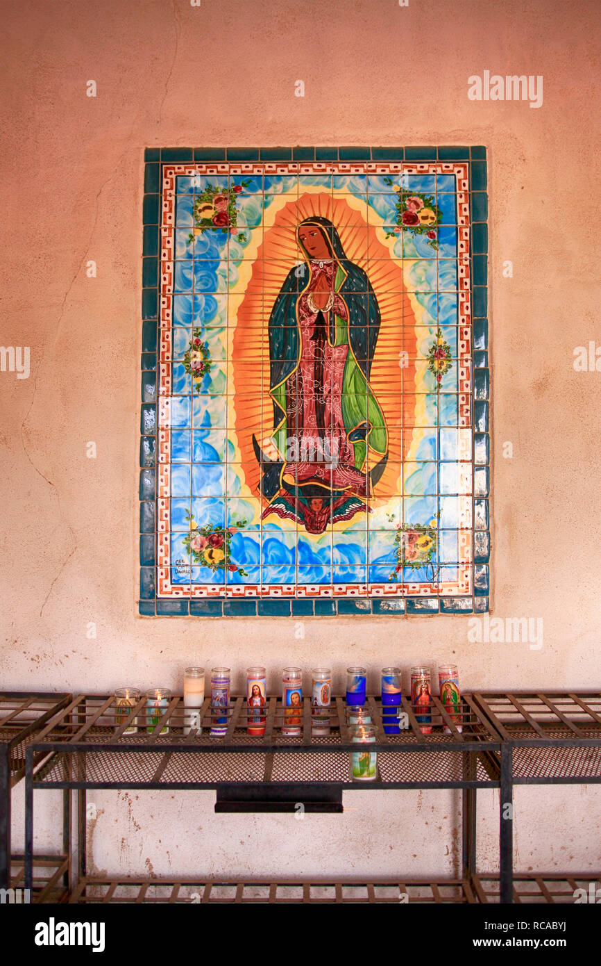 Eine Widmung wall Plaque an die Jungfrau Maria im San Xavier del Bac Mission in Tucson, AZ Stockfoto