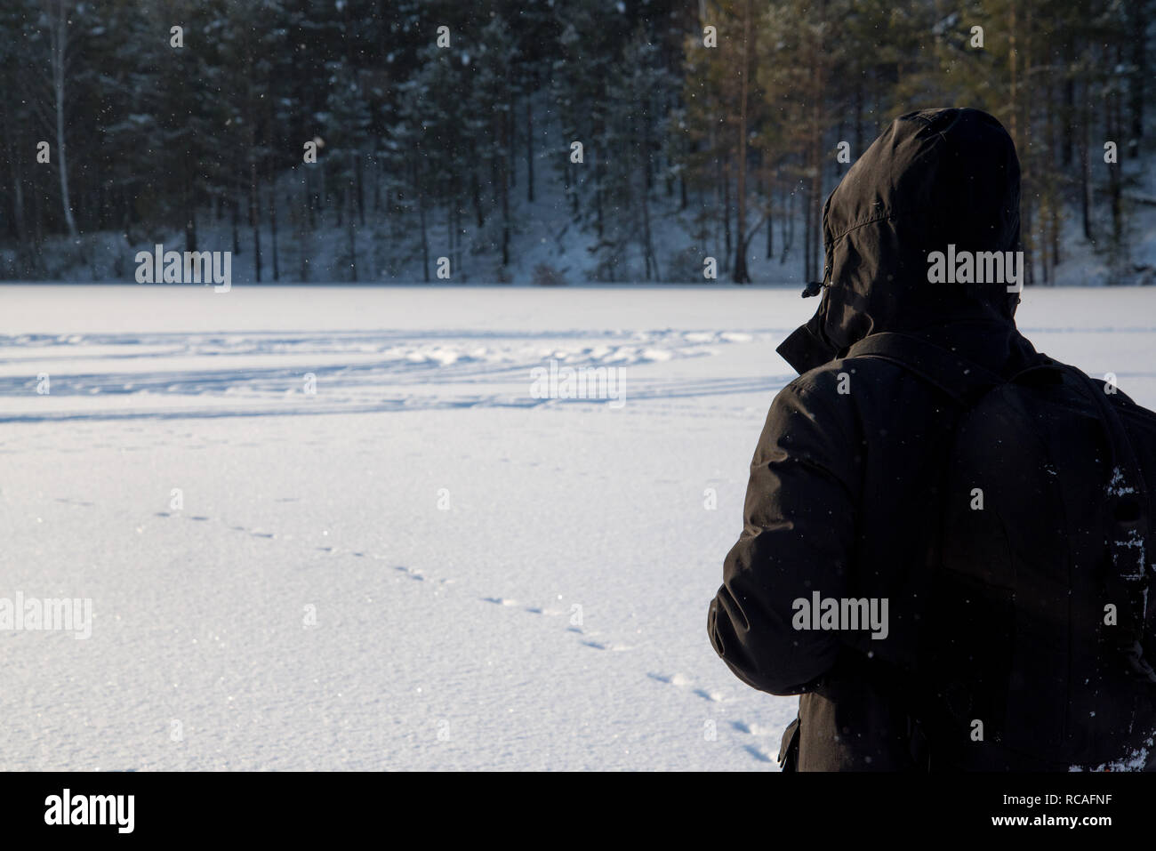 Ein Mann Wandern im Schnee. Stockfoto