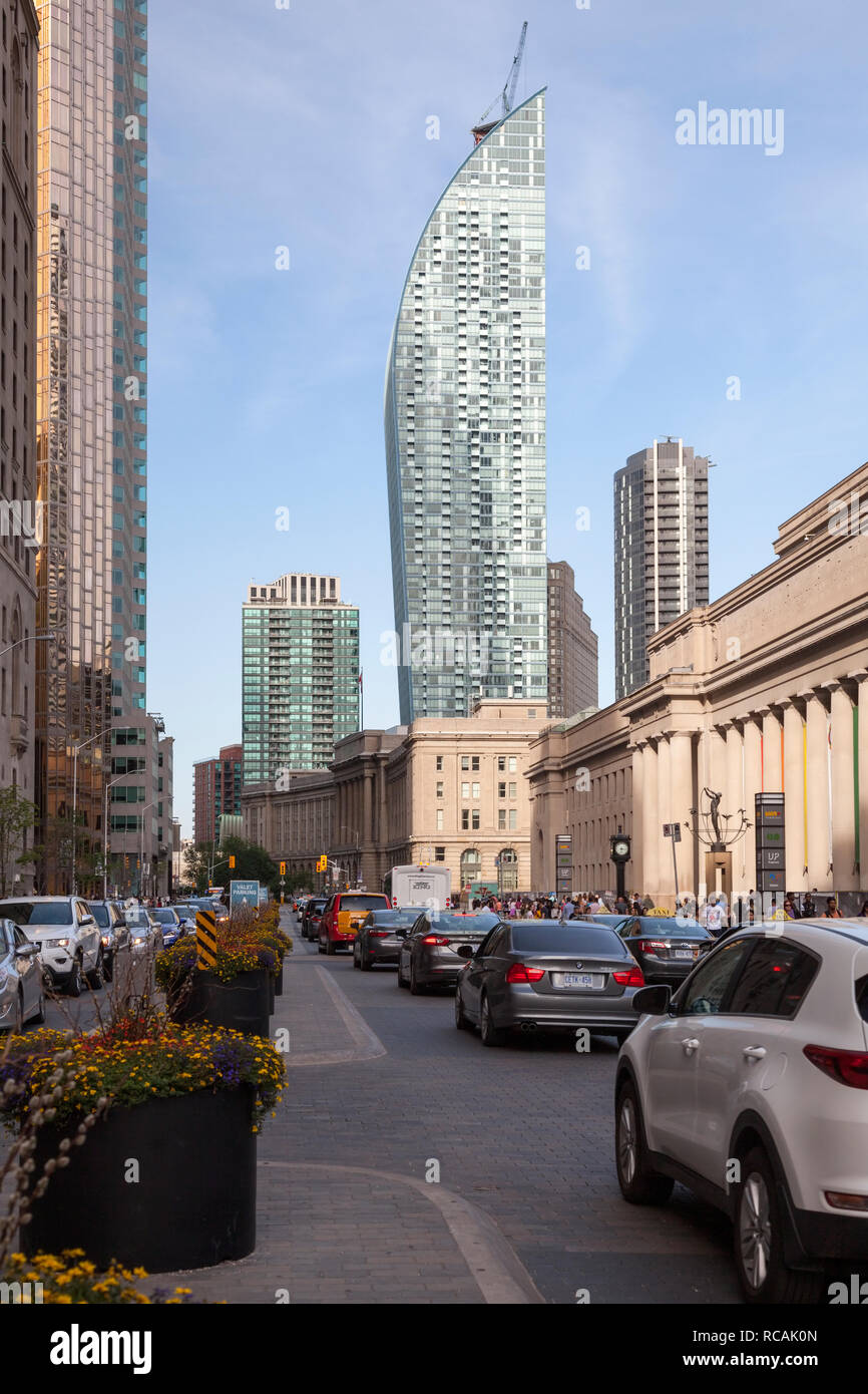 Die L-Tower oder Libeskind Turm, entworfen vom Architekten Daniel Libeskind mit Verkehr entlang der Front Street West. Stadt Toronto, Ontario, Kanada. Stockfoto