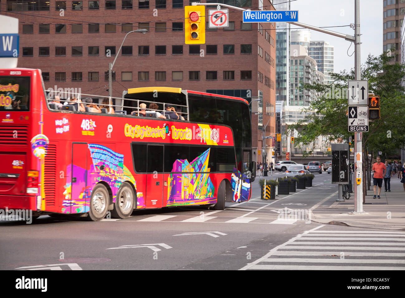 Eine Stadtbesichtigung Toronto Tour Bus entlang der Wellington Street W. Stadt Toronto, Ontario, Kanada. Stockfoto