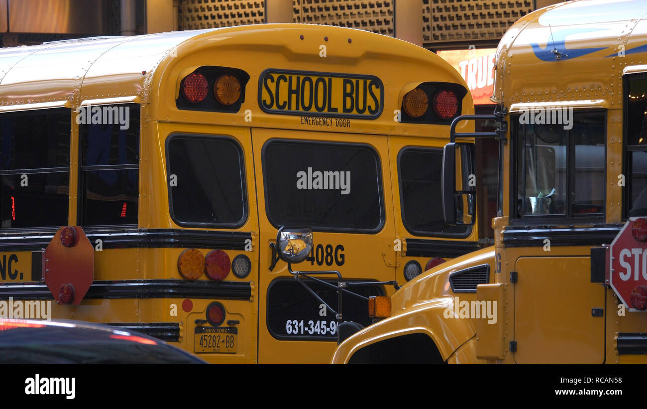 Schulbusse in New York - NEW YORK/USA - Dezember 4, 2018 Stockfoto