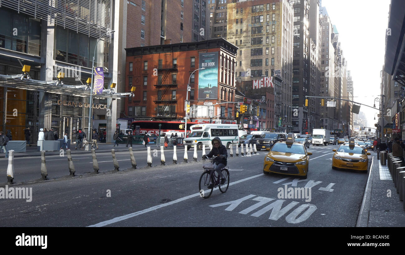 Typische Straße in Manhattan, an der 8th Avenue - NEW YORK/USA - Dezember 4, 2018 Stockfoto