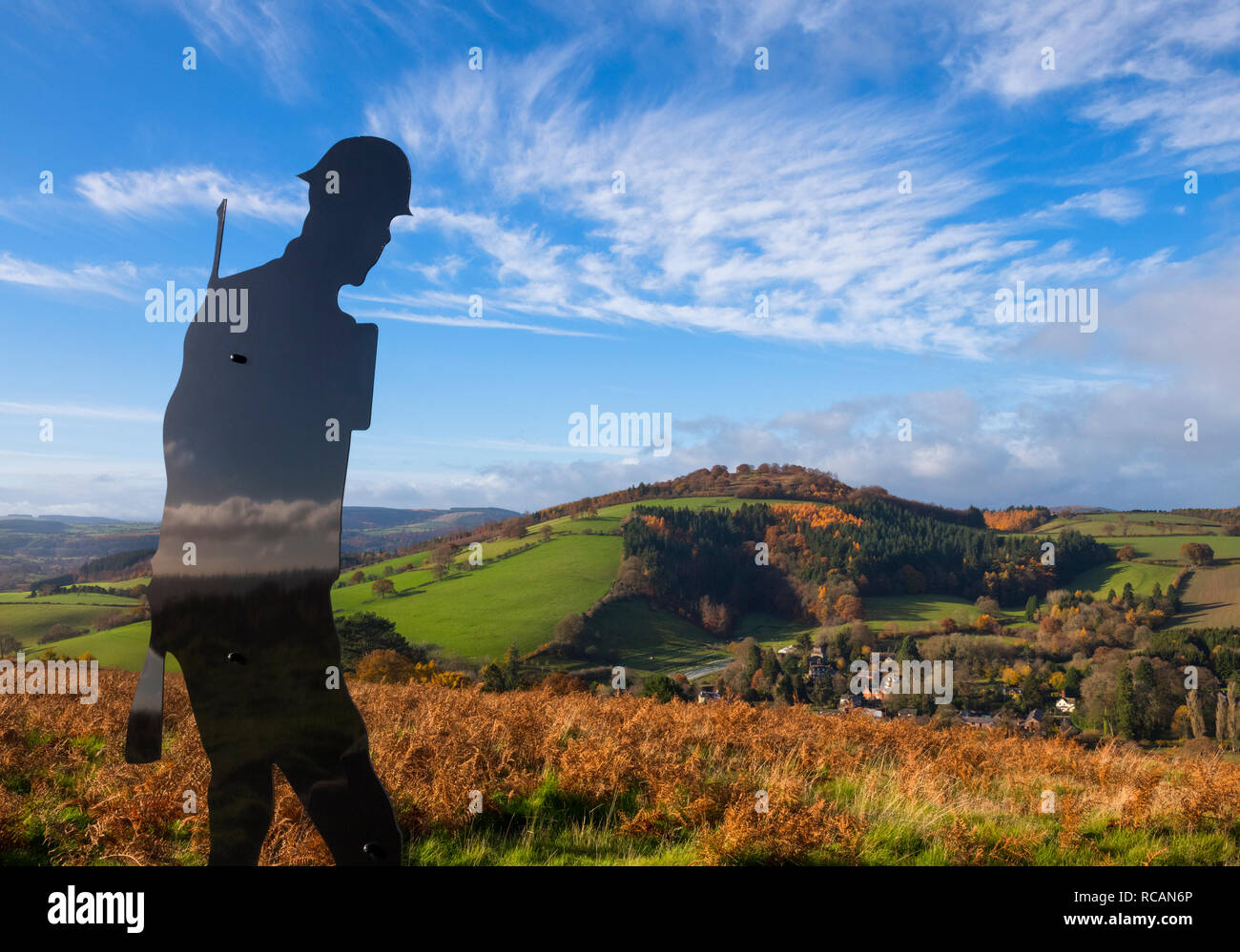 Eine leise Silhouette oberhalb des Dorfes Hopesay, Shropshire, dem letzten Jahr des Ersten Weltkriegs 100 Mark. Stockfoto