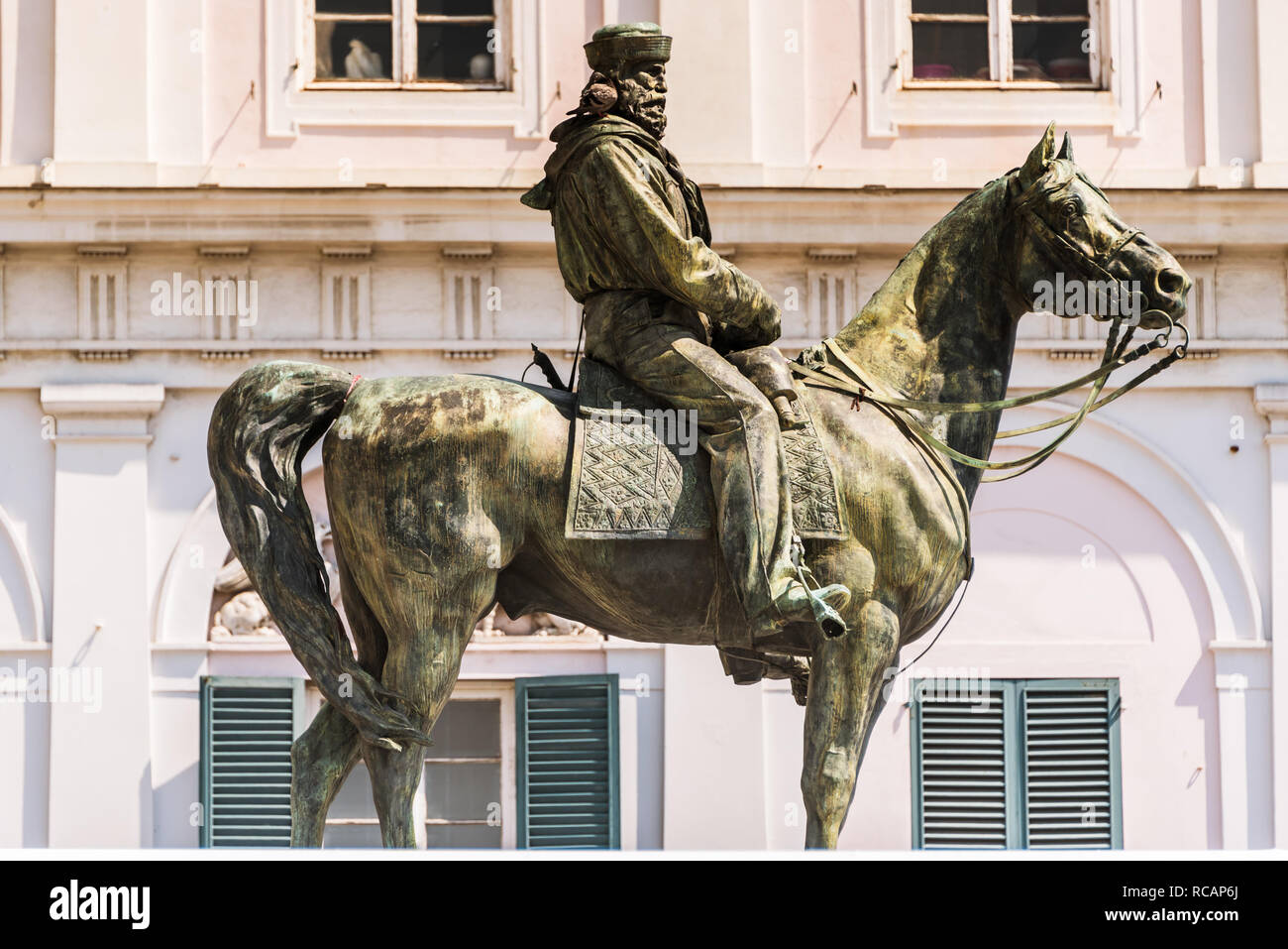 Die Bronzestatue von Giuseppe Garibaldi auf Pferd, Genua Piazza de Ferrari, im Zentrum von Genua, Ligurien, Italien, Europa [c] Stockfoto