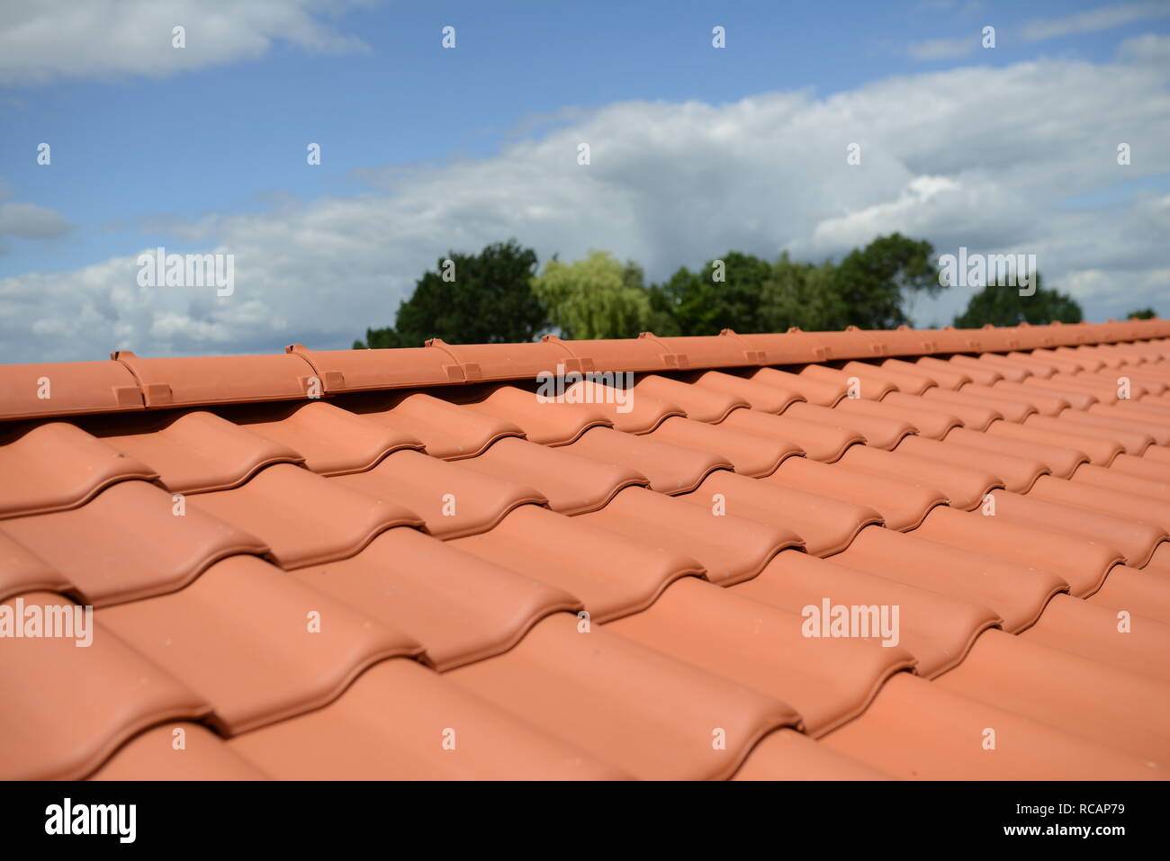 Nahaufnahme Der Roten Dachabdeckung Ziegeldach Mit Himmelshintergrund  Stockfoto und mehr Bilder von Dach - iStock