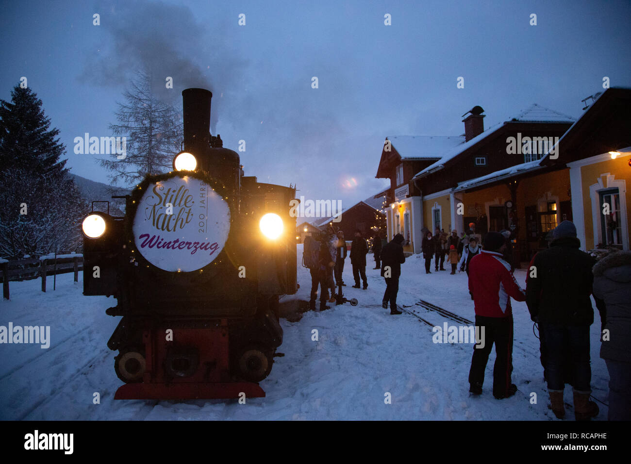 Österreich, Mariapfarr - 30. Dezember 2018. Die Taurachbahn Eisenbahn, ist ein Teil der Murtalbahn Eisenbahn, die Verbindung zu Tamsweg Mauterndorf in Österreich. (Foto: Gonzales Foto-Georg Wallner). Stockfoto