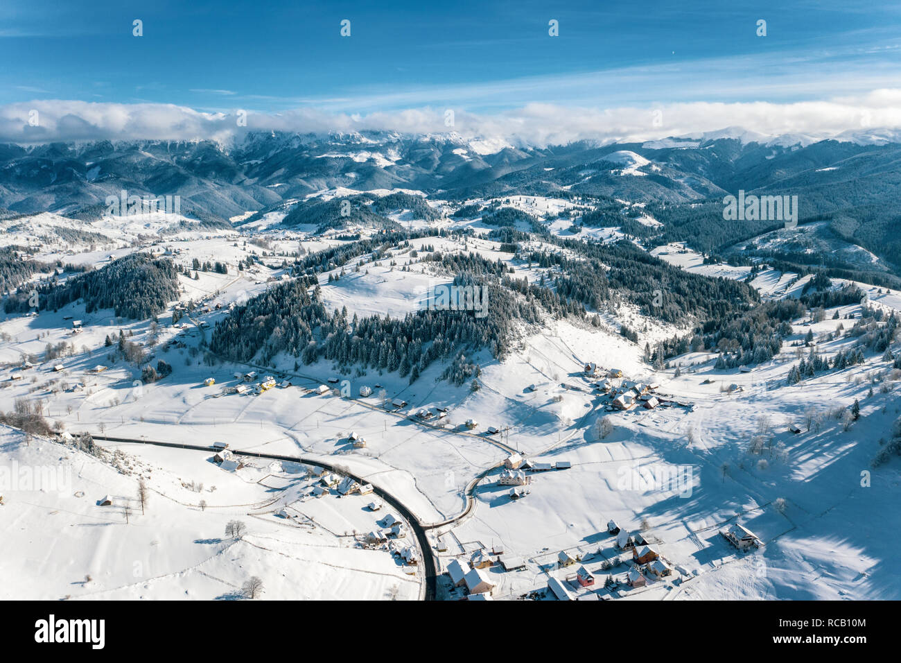 Luftaufnahme der Bran Rucar Pass in Rumänien mit Schnee bedeckt, nachdem ein starker Schneefall in diesem Winter Stockfoto