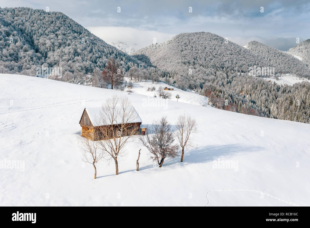Traditionelle bäuerliche Haus mit Schnee in der pestera Dorf in der Nähe von Bran Moeciu und Rumänien Stockfoto