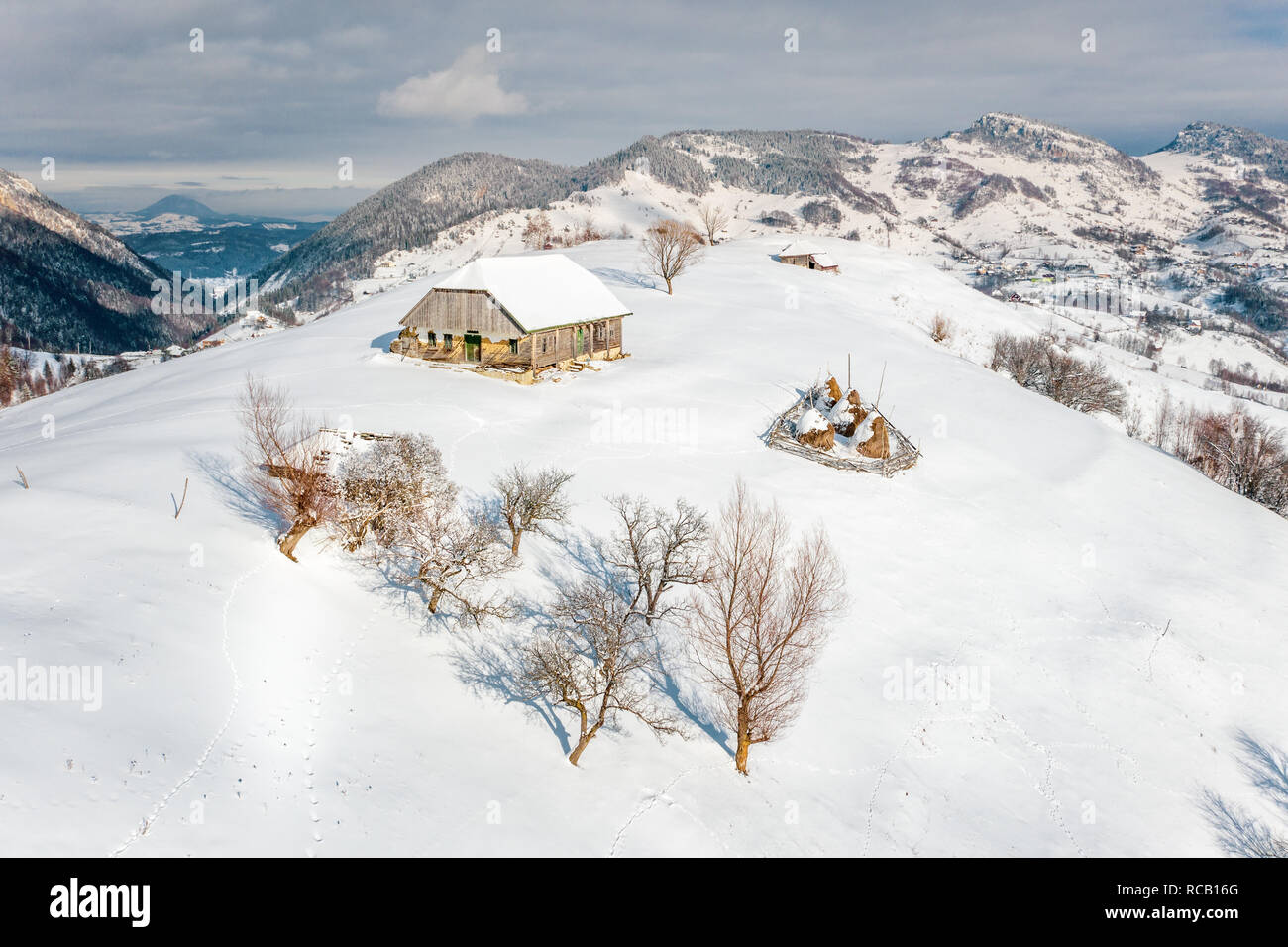 Traditionelle bäuerliche Haus mit Schnee in der pestera Dorf in der Nähe von Bran Moeciu und Rumänien Stockfoto